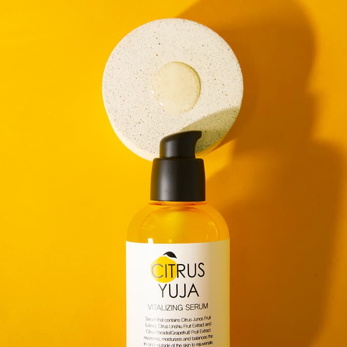 Dòng Farmstay Citrus Yuja trên nền vàng tươi